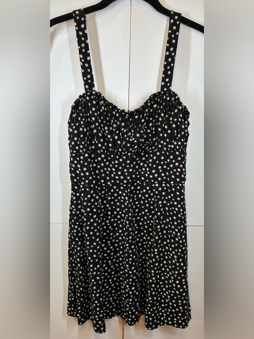 Mi Ami by Francesca's Black Daisy Print Smocked Mini Dress Size Small